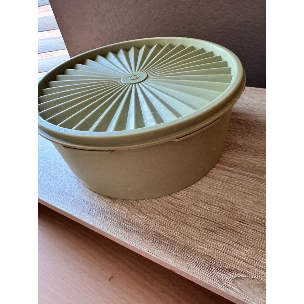 Vintage Tupperware Storage Bowl with Lid - 8" Diameter - Picture 8 of 11
